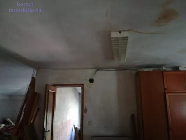 Casa magnifica, de dimensiones extraordinarias a veinte minutos andando del centro. — 40