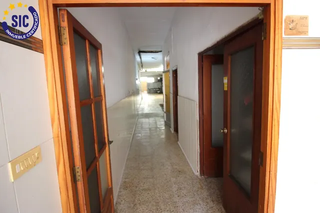 Amplio local comercial céntrico — 28