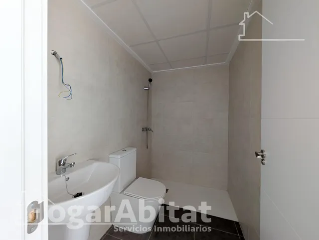 Estrena estilo de vida en este moderno adosado con gran porche, terraza, patio y piscina comunitaria — 28