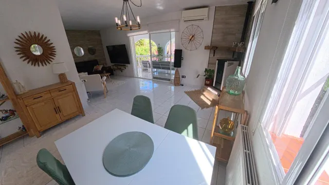 Chalet independiente de 4 habitaciones con piscina divida en dos plantas individuales — 10