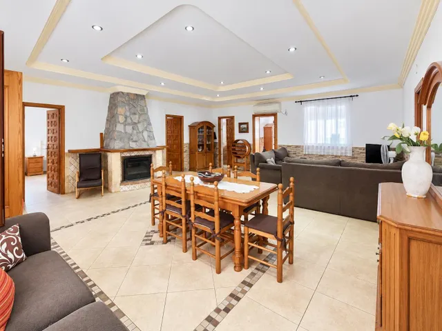 Villa con piscina y parcela de 14.000 m2 en Orihuela — 8