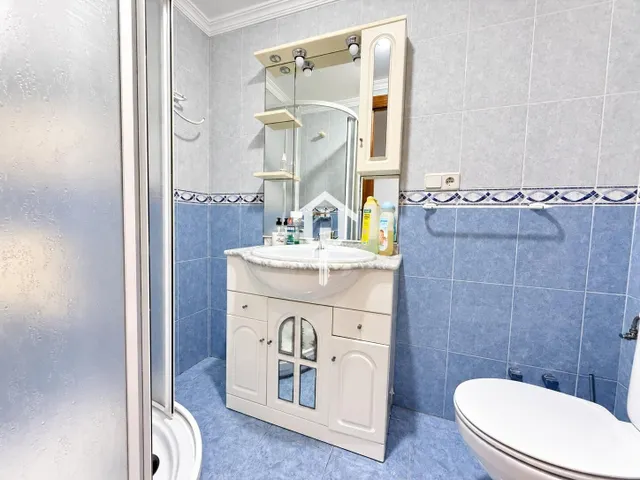 PISO EN VENTA EN ALICANTE. ZONA DE LA FLORIDA. 134m2 CON 4 habitaciones DOBLES, 2 BAÑOS COMPLETOS, TERCERA PLANTA CON ASCNESOR, TERRAZA Y DESPENSA. — 37
