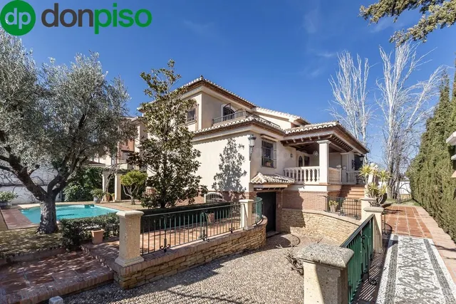 INCREÍBLE CHALET INDEPENDIENTE EN ZONA PRIVILEGIADA — 2
