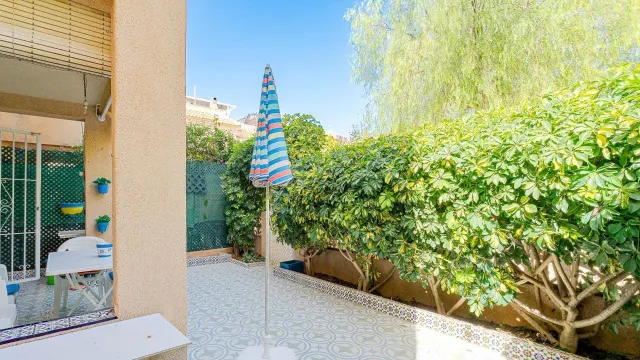 Bungalow en planta baja de 3 dormitorios con jardín y piscina comunitaria en Torrevieja — 6