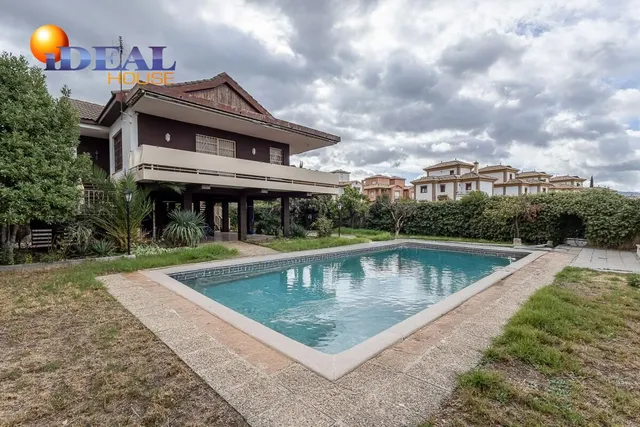 Gran casa con parcela y piscina en Cájar — 2