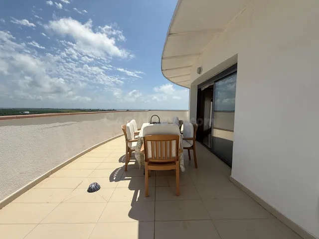 IMPRESIONANTE ÁTICO de dos habitaciones y parking - foto 3