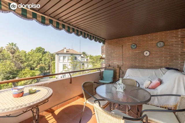 Exclusivo piso señorial con terraza en el Paseo del Salón (Cuesta de Escoriaza), con cochera y trastero. — 2