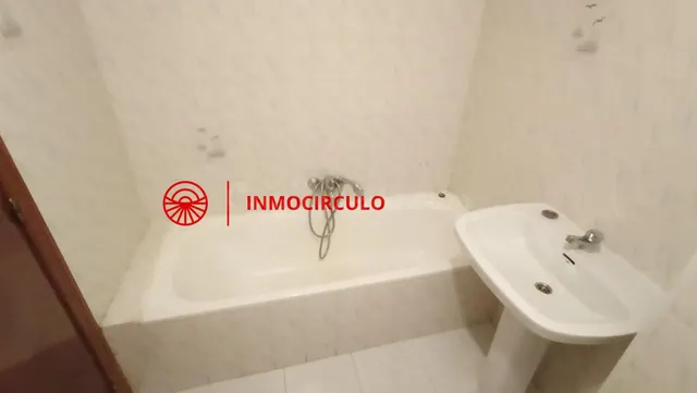 ¡Tu Nuevo Hogar Espera! Acogedor Piso de Dos Dormitorios - foto 4