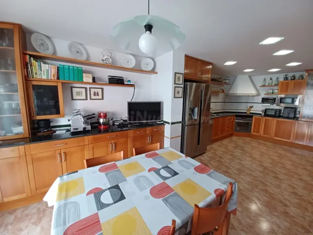 Casa de grandes dimensiones en venta en Pineda de Mar - foto 4