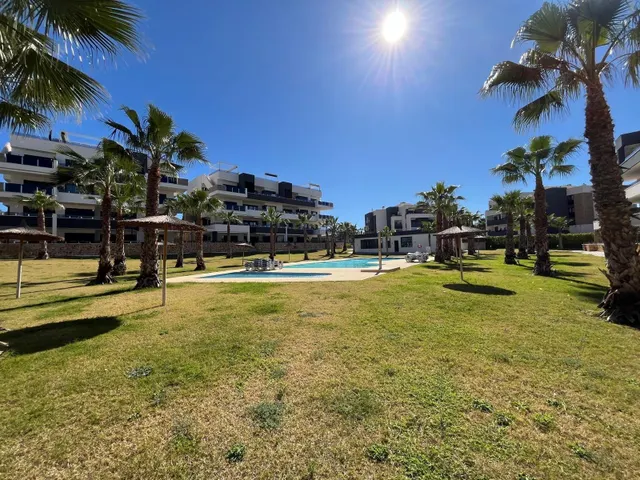 Magnífico apartamento en planta baja con orientación sur, ubicado en el exclusivo residencial Amanecer X, en la demandada zona de Los Altos, en Orihuela Costa. — 15