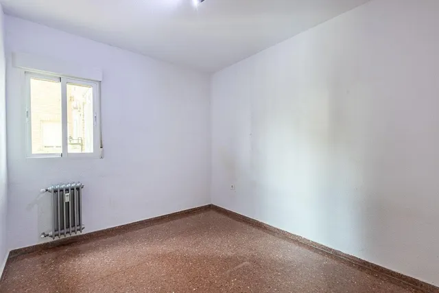 Piso con plaza de garaje cerrada junto a La Inmaculada, frente al río Genil. — 17