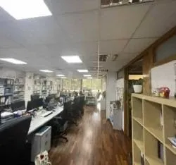 Oficina en entreplanta en edificio mixto del año 1980 en la  - foto 4