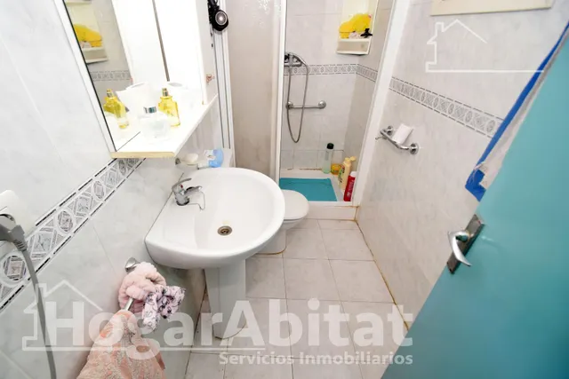 ¡OPORTUNIDAD ÚNICA! AMPLIA CASA PARA REFORMAR CON PATIO Y TRASTERO — 23