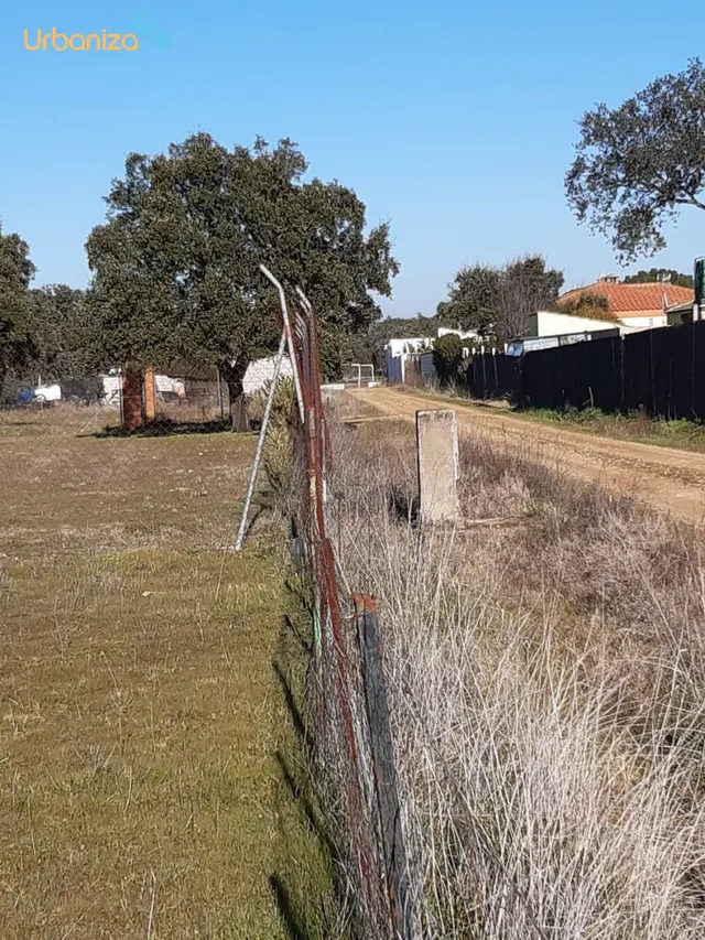 parcela en el coi con  escrituras del terreno totalmente vallada a 10 min de Badajoz — 8