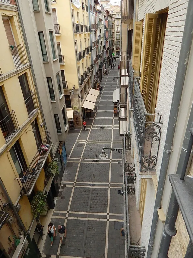 ETXEA vende piso en la Plaza de Castillo, 3 dormitorios, 2 baños, ascensor, 2ª altura — 25