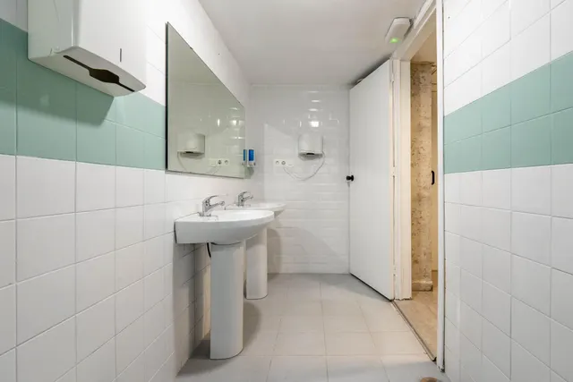 Venta de amplio y funcional local en zona inmejorable (avda. madrid) - Granada — 48