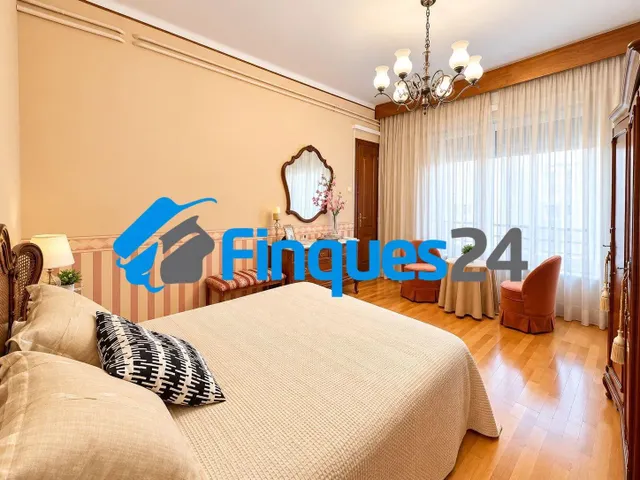 Amplio piso de 4 habitaciones en el centro de Manresa — 13