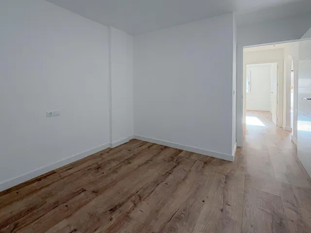 Espectacular bungalow reformado, con amplia terraza y parking para coche dentro de la parcela, en urbanización exclusiva con piscina comunitaria — 26