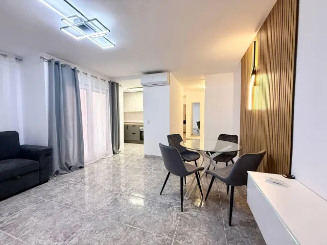 Apartamento reformado de 2 dormitorios en primera línea de Playa del Cura con vistas laterales al mar — 12