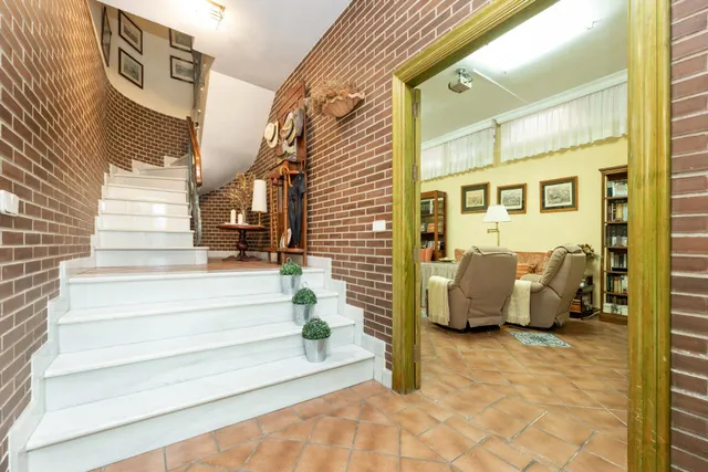 CHALET ADOSADO EN ZONA LA CALETA — 44