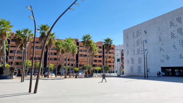 GRAN PLAZA DE APARCAMIENTO PROTEGIDA POR COLUMNAS Y CON CUAR - foto 2