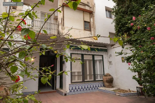 Casa Centrica del 1900, de Planta Baja, y dos pisos alto de 
