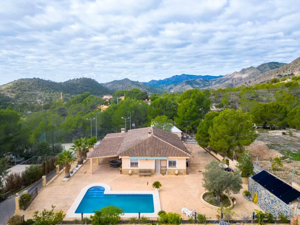 Preciosa finca Chalet con 4 dormitorios y 3.000 m2 de parcela vallada en la Robella