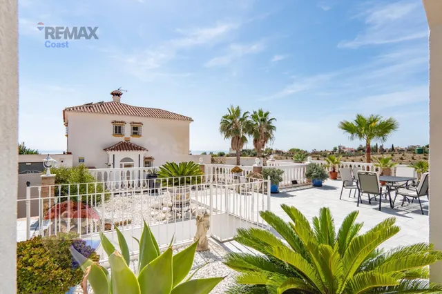 VILLA INDEPENDIENTE CON PISCINA, GRANDES TERRAZAS Y VISTAS AL MAR EN BENAJARAFE — 2