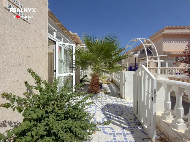 La Zenia! Exclusivo chalet pareado con amplios espacios + 2  - foto 4