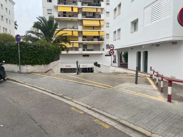 Parking a la venta en el centro de Sitges Oasis, coche media - foto 4