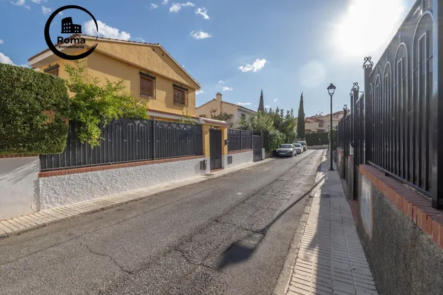 CHALET CON PISCINA Y JARDÍN A SOLO 10 MINUTOS DE GRANADA — 10