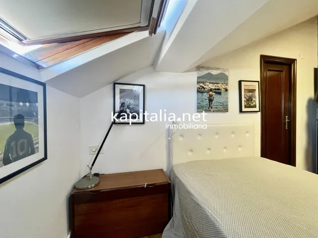 Ático duplex con chimenea y vistas panorámicas — 12