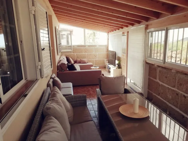 Casa independiente con terreno y vistas al mar y a la montañ