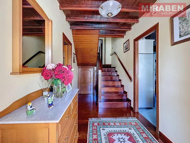 CASA EN VENTA EN RIANXO CON PATIO Y HORREO — 5