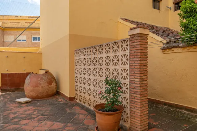 Casa de grandes dimensiones ubicada en la calle Duende, cerca de la Plaza del Conde Luque. — 43
