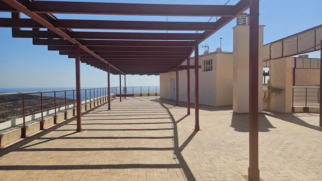 Amplia vivienda de 159 m2 con vistas panorámicas a los dos castillos de Alicante y plaza de garaje — 26