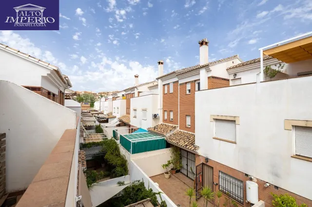 AMPLIA CASA ADOSADA DE 241 m2 CON 4 DORMITORIOS, GARAJE, SÓTANO, PATIO Y TERRAZAS — 23
