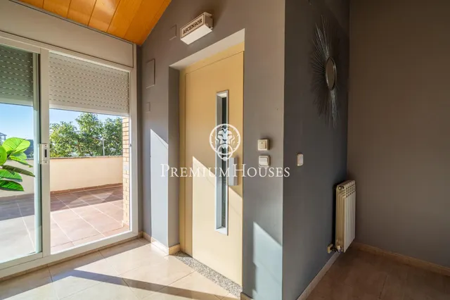 Chalet en venta con ascensor, piscina y grandes espacios en Canet de Mar — 50