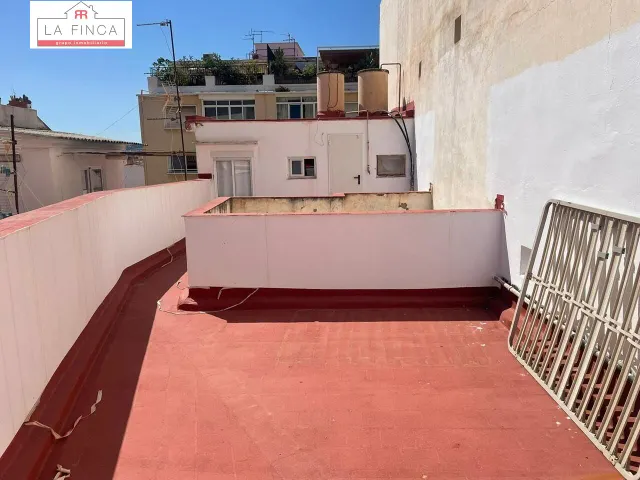 Edificio  con local comercial en plena Calle Victoria — 28