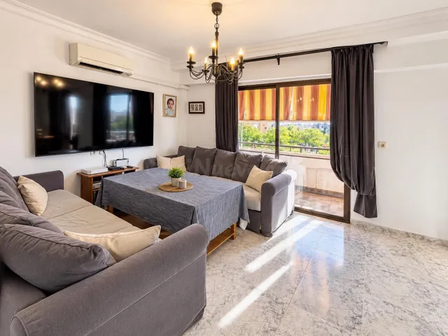 Amplio piso de 3 habitaciones con balcón y vistas despejadas