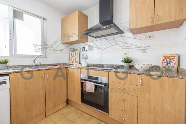 ¡Oportunidad en La Olivereta! Amplio piso con balcón junto a - foto 4