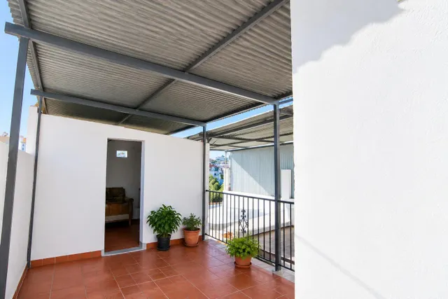 En venta casa pareada de 4 habitaciones, con patio y terraza, barriada las flores — 25