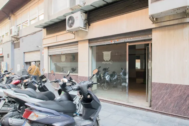 Local comercial junto a Mercado de San Agustín y a espaldas de Gran Vía. — 18