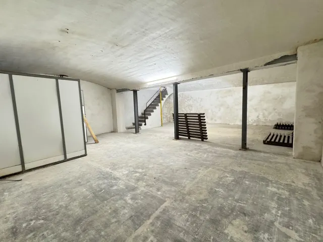 Nave en zona urbana con 264 m2 y con jardín de 114 m2 orientado al sur, garaje y gran potencial como estudio profesional. — 26