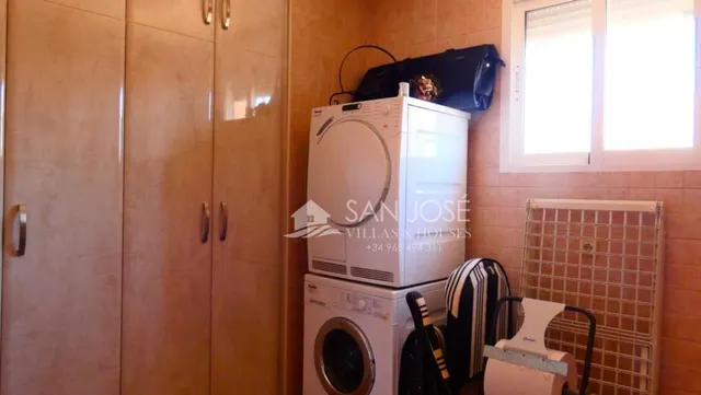 SE VENDE ESPECTACULAR CHALET EN PINOSO. — 23
