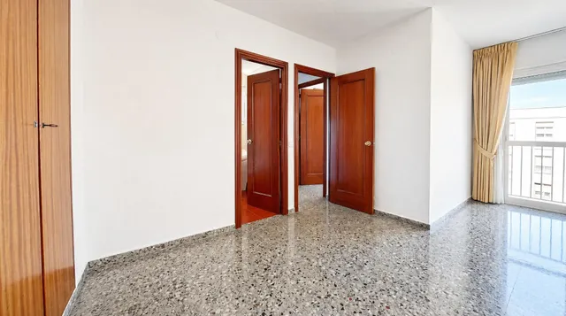 EXCELENTE ZONA, PISO TOTALMENTE EXTERIOR CON LA MEJOR ORIENTACION- ESTE, MUY LUMINOSO, 7º PISO, BUENA FINCA CARAVISTA. — 34