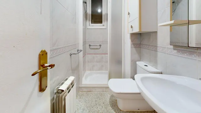 Piso de 65m2. Distribuido en tres dormitorios, salón con terraza, cocina con galería y baño — 20