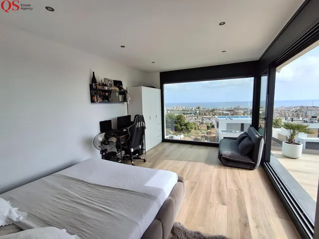 Villa contemporánea con piscina y vistas panorámicas al mar en Cunit — 42