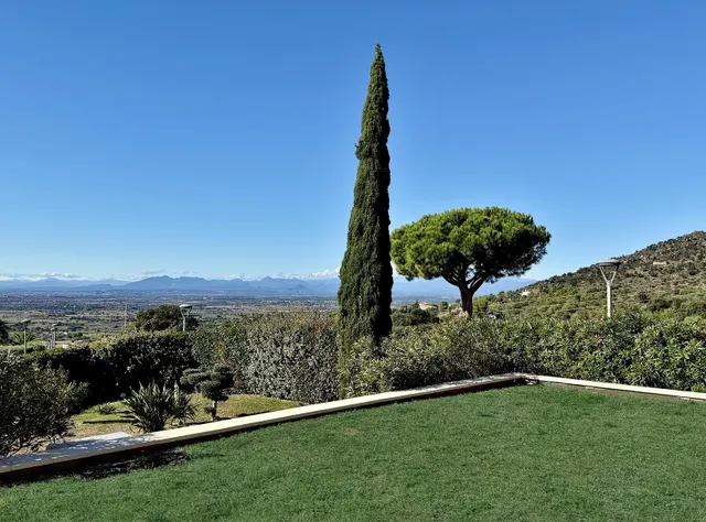 Villa de lujo con amplios espacios, piscina y gran parcela — 31