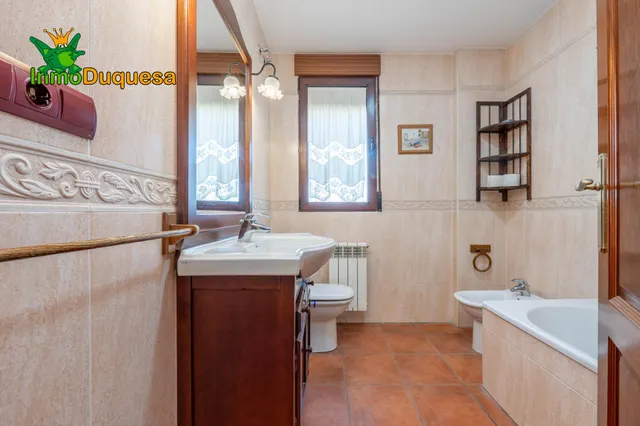 CHALET dividido en dos viviendas con piscina y zona ajardinadas. — 12